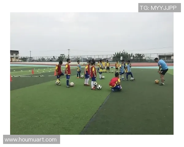 足球星萌娃鼓掌聚焦：点亮青春梦想舞台