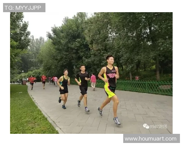 足球球星进球后激情草坪滑翔庆祝瞬间全场观众热情高涨